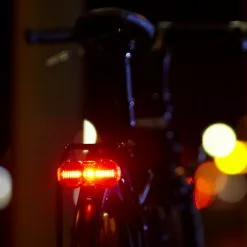 B&M B&M TOPLIGHT Flat S - Batteriebetrieben 5 B&M B&M TOPLIGHT Flat S - Batteriebetrieben -E-Bike Zubehör Verkaufsladen bm flat s angeschaltet