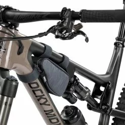 Evoc Multi Frame Pack S 0,7L Rahmentasche 19 Evoc Multi Frame Pack S 0,7L Rahmentasche -E-Bike Zubehör Verkaufsladen evoc multi frame pack s 700 ml rahmentasche carbon grau montiert variante 2