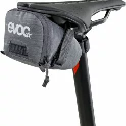 Evoc Seat Bag Tour L 1L Satteltasche -E-Bike Zubehör Verkaufsladen evoc seat bag tour l 1l satteltasche befestigt