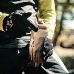 Fidlock Twist Single Bottle 590 Ersatz-Trinkflasche Transparent Schwarz 9 Fidlock Twist Single Bottle 590 Ersatz-Trinkflasche Transparent Schwarz -E-Bike Zubehör Verkaufsladen fidlock single bottle 590 ml lifestyle 1 scaled