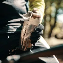 Fidlock Twist Single Bottle 590 Ersatz-Trinkflasche Transparent Schwarz 10 Fidlock Twist Single Bottle 590 Ersatz-Trinkflasche Transparent Schwarz -E-Bike Zubehör Verkaufsladen fidlock single bottle 590 ml lifestyle 2 scaled