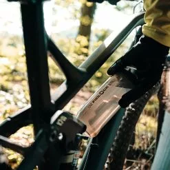 Fidlock Twist Bottle 590 Trinkflasche Transparent Schwarz + Bike Base 10 Fidlock Twist Bottle 590 Trinkflasche Transparent Schwarz + Bike Base -E-Bike Zubehör Verkaufsladen fidlock twist lifestyle 1 scaled