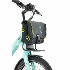 Qio Bikes Qio Lenkertasche MATTIS -E-Bike Zubehör Verkaufsladen qio lenkertasche mattis montiert am vorderrad gepaecktraeger