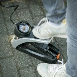 SKS Airstep Fußpumpe Für E-Bikes -E-Bike Zubehör Verkaufsladen sks airstep fusspumpe im einatz 2 scaled